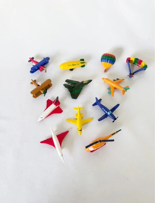 Lot de figurines avions et aéronefs